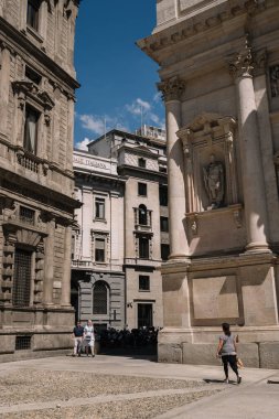 Milan, İtalya - 11 Ağustos 2016: Milano, İtalya 'daki San Fedele Meydanı yakınlarında insanlar yürüyor.
