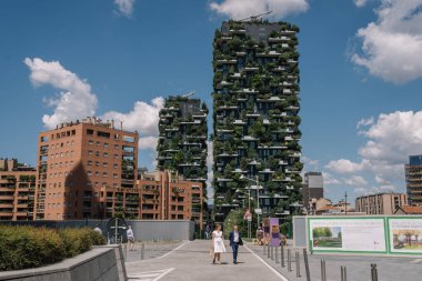 Milan, İtalya - 11 Ağustos 2016: İnsanlar Bosco Verticale kulelerinin yakınında yürüyor. Dikey Orman, İtalya 'nın Milano bölgesinin Porta Nuova bölgesinde bulunan bir yerleşim yeridir..