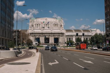 Milan, İtalya - 11 Ağustos 2016: Milano, İtalya 'daki Milano Centrale tren istasyonu yakınlarında arabalar ve insanlar.