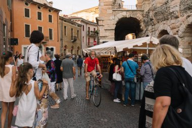 Verona, İtalya - 12 Ağustos 2016: Verona Arena yakınlarında turistler. Bu İtalya, Verona 'daki Piazza Bra' da bir Roma amfitiyatrosu..