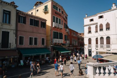 Venedik, İtalya - 13 Ağustos 2016: Venedik, İtalya 'da Bellini Venezuela 4 yıldızlı otel yakınlarında insanlar yürüyor.