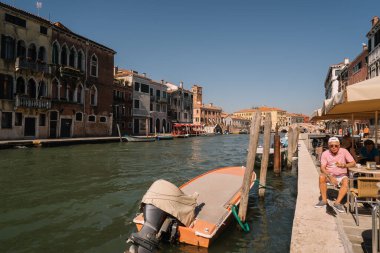 Venedik, İtalya - 14 Ağustos 2016: Venedik, İtalya 'da Cannaregio Kanalı' nın kalabalık seti. Uzaktan Tre Archi köprüsünü görebilirsin..
