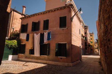 Venedik, İtalya - 14 Ağustos 2016: Venedik, İtalya 'da Cannaregio ilçesinin sokaklarında kimse yok.