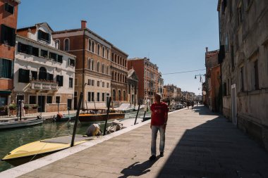 Venedik, İtalya - 14 Ağustos 2016: Venedik, İtalya 'da Cannaregio ilçesine bağlı insanlar.