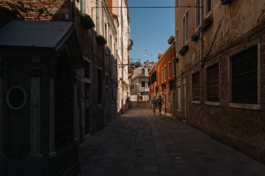 Venedik, İtalya - 14 Ağustos 2016: Venedik, İtalya 'da Cannaregio ilçesinde insanlar yürüyor.