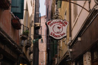 Venedik, İtalya - 14 Ağustos 2016: Venedik, İtalya 'nın Cannaregio ilçesinde Restoran İşareti.