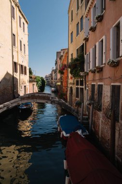 Venedik, İtalya - 14 Ağustos 2016: Venedik, İtalya 'da Cannaregio ilçesinin boş kanalı.