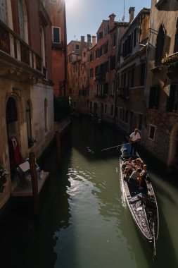 Venedik, İtalya - 14 Ağustos 2016: Venedik, İtalya Kanalı 'nda Gondolcu ve turistler.