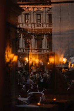 Venedik, İtalya - 14 Ağustos 2016: Pencereden Venedik Restoranı 'na bakın ve insanlar İtalya' nın caddesinden pencereye yansıdı.