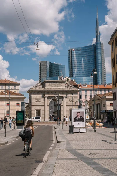 Milan, İtalya - 11 Ağustos 2016: Milano, İtalya 'daki Porta Nuova Garibaldi Kulelerine karşı insanlar sokakta yürüyor.