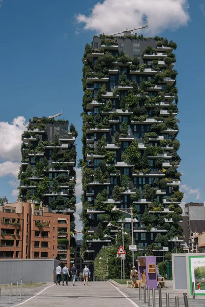 Milan, İtalya - 11 Ağustos 2016: İnsanlar Bosco Verticale kulelerinin yakınında yürüyor. Dikey Orman, İtalya 'nın Milano bölgesinin Porta Nuova bölgesinde bulunan bir yerleşim yeridir..