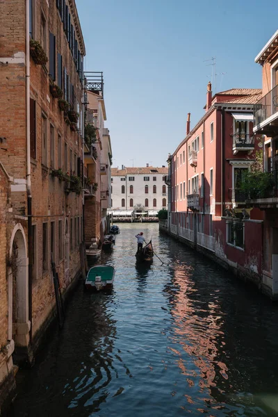 Венеция Италия Августа 2016 Года Гондолье Водит Гондолу Каналу Венеции — стоковое фото
