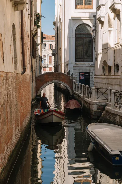 Venise Italie Août 2016 Homme Conduit Bateau Sur Canal Désert — Photo