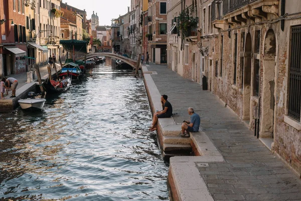 베네치아 이탈리아 2016 이탈리아 베네치아 옆에서 관광객들이 — 스톡 사진