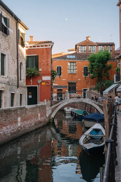 Венеция Италия Августа 2016 Года Туристы Идут Каналу Венеции Италия — стоковое фото