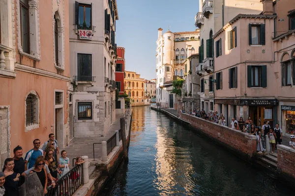 Venecia Italia Agosto 2016 Los Turistas Están Caminando Por Canal — Foto de Stock