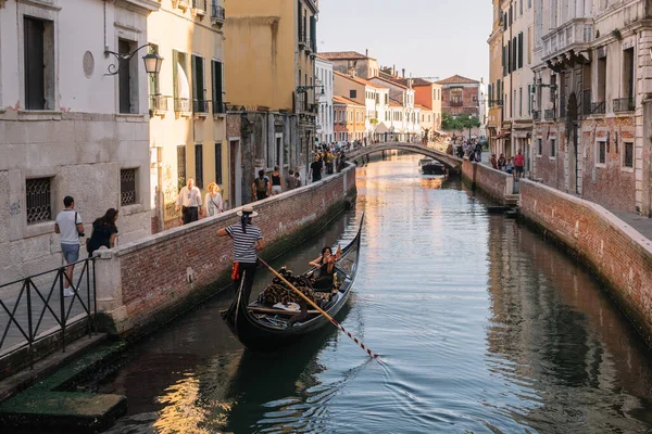 Венеция Италия Августа 2016 Года Гондолье Водит Гондолу Двумя Туристами — стоковое фото