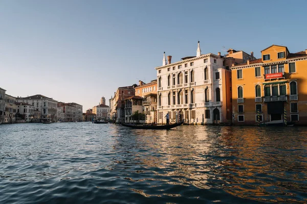 베네치아 이탈리아 2016 곤돌라가 이탈리아 베네치아 대운하에서 사람들 곤돌라를 — 스톡 사진