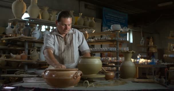 Potter Darabok Agyag Kancsót Rokka Egy Húr Akkor Veszi Helyezi — Stock videók