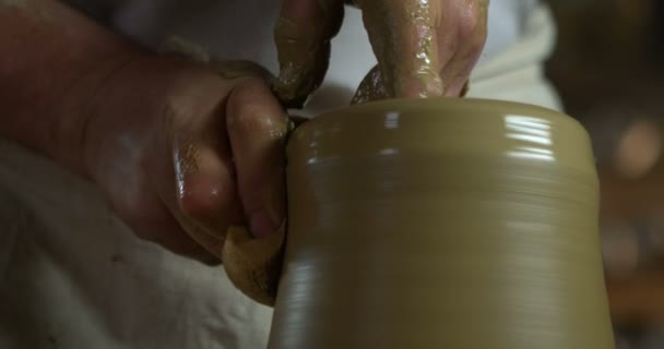 Inclinação Tiro Oleiros Mãos Levantando Jarro Argila Começando Moldá — Vídeo de Stock