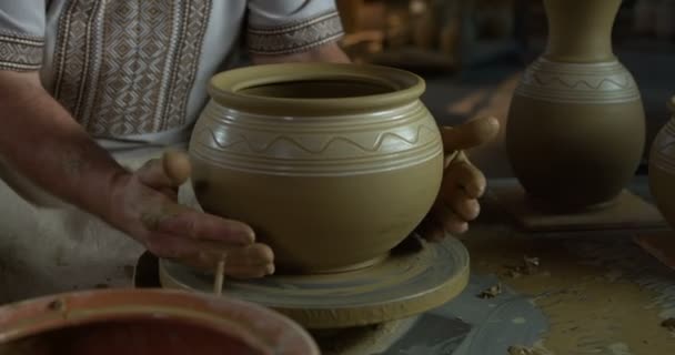 波特将一个成品的粘土罐从纺车移动到一个黏土板上 — 图库视频影像