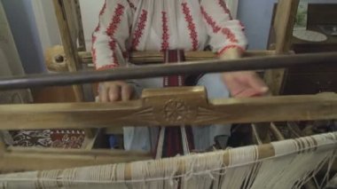 Üstgeçidin fotoğrafını kullanımda olurken bir eski dokuma ahşap makine.