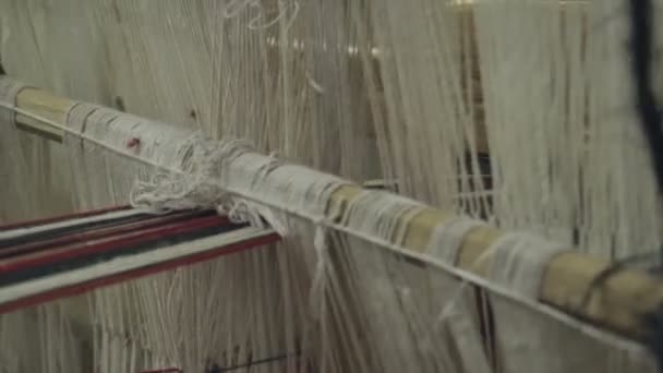 スレッド 古い木製織り機パン職人の顔に入居のショットを閉じる — ストック動画