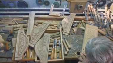 Oyma yaprakları ve keski ile meşe bir tahta üzerinde çiçekler olan bir ahşap carver için pan. 