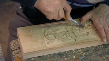 Ahşap bir Carver'ın atölyesinde çalışma pan yukarı kapatın.