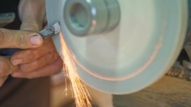 Bir keski sparks bir iplik bileme taş süre bilenmiş dokunarak üretiyor.