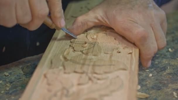 Close Tiro Madeira Carver Mãos Esculpe Uma Tábua Carvalho Com — Vídeo de Stock