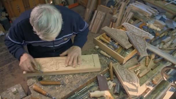 Houtsnijder Snijdt Een Eiken Plank Zijn Tafel Het Atelier — Stockvideo