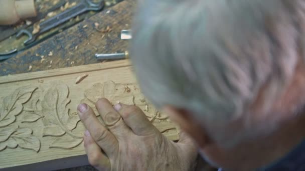 Napowietrznych Strzał Drewna Carver Który Jest Rzeźba Liści Kwiatów Dębowa — Wideo stockowe