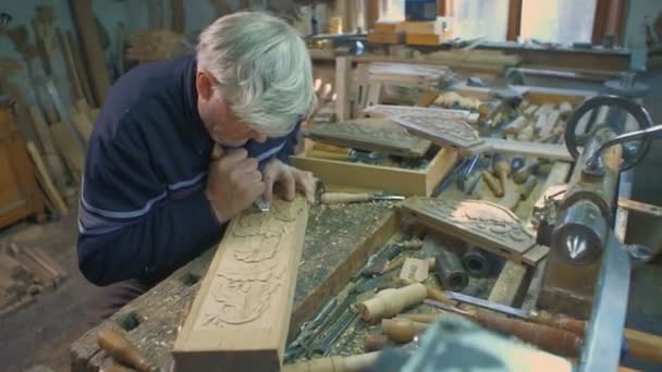 Medelstora Handhållna Skott Träsnidaren Som Carving Ekplanka Bordet Verkstaden — Stockvideo