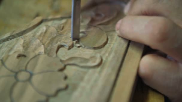 Bliska Strzał Dębowe Deski Które Rzeźbione Przez Wood Carver — Wideo stockowe