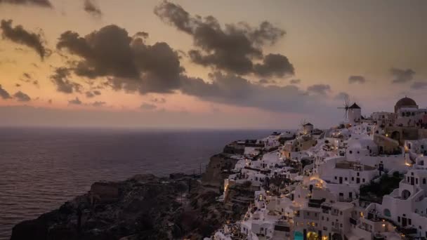 Noche en Santorini Grecia, mar, puesta del sol, casas griegas blancas en la noche — Vídeos de Stock