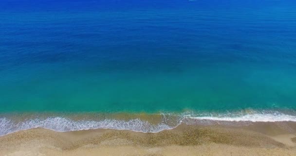 Vertical de cima para baixo vista de ondas quebrando na praia dourada boa limpeza vertical — Vídeo de Stock