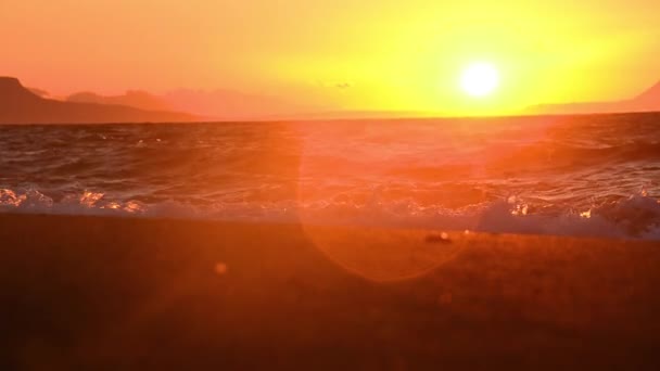 旅行视频的波浪被冲入热带海滩之前的蒙索 — 图库视频影像