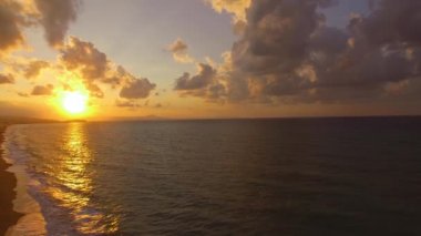 Kızıl gökyüzü ve bulutlar denize sıfır üzerinde güzel gün batımı Drone ile çekildi