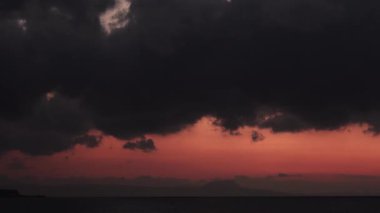 Bulutlar bir kasırga sonra siyah ve kırmızı ve turuncu renk. İyi akşamlar, günbatımı.
