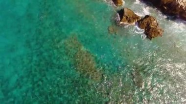 Düşük Pov uçuş mavi deniz altı su