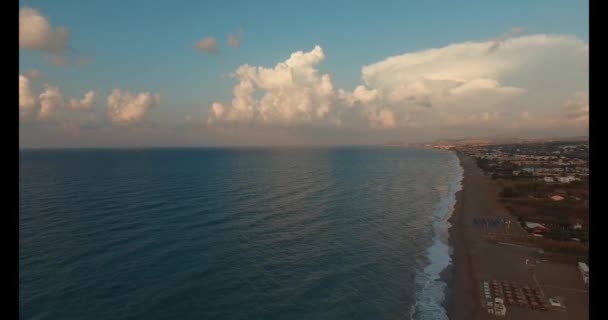 Vuelo aéreo Italia-Bajo sobre el mar a lo largo de la costa — Vídeos de Stock