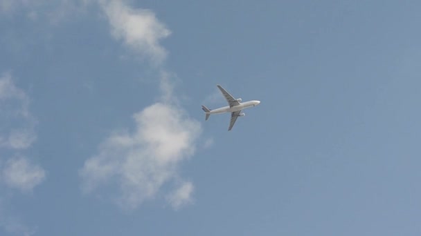 Самолет летит в небо — стоковое видео