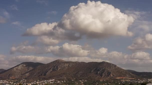 Tiempo vueltas cielo azul y montaña — Vídeo de stock