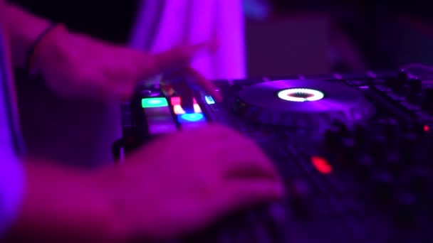 Dj mélange la piste à la boîte de nuit — Video