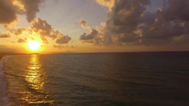 Dalgalar. Kızıl gökyüzü ve bulutlar denize sıfır üzerinde güzel gün batımı