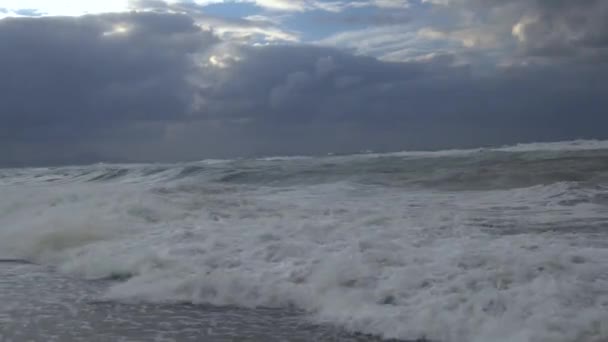 Yüksek dalgalar ve bulutlar denize sıfır. — Stok video