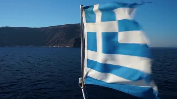 Drapeau de bateau grec avec vieille cloche en bronze — Video