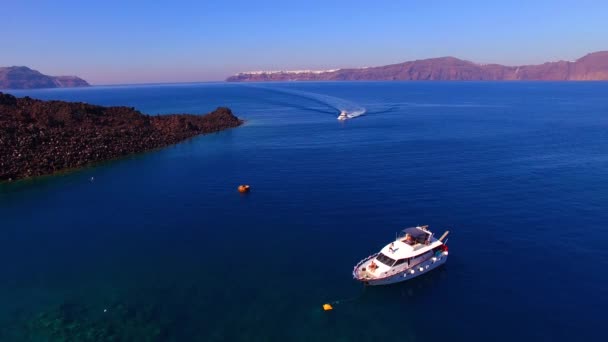 Imágenes aéreas de drones 4K de un yate caro en el mar Santorini — Vídeos de Stock