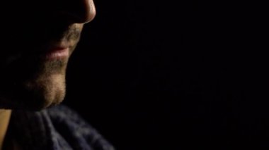 Adam sokak, yan görünüm üzerinde bir sigara içiyor